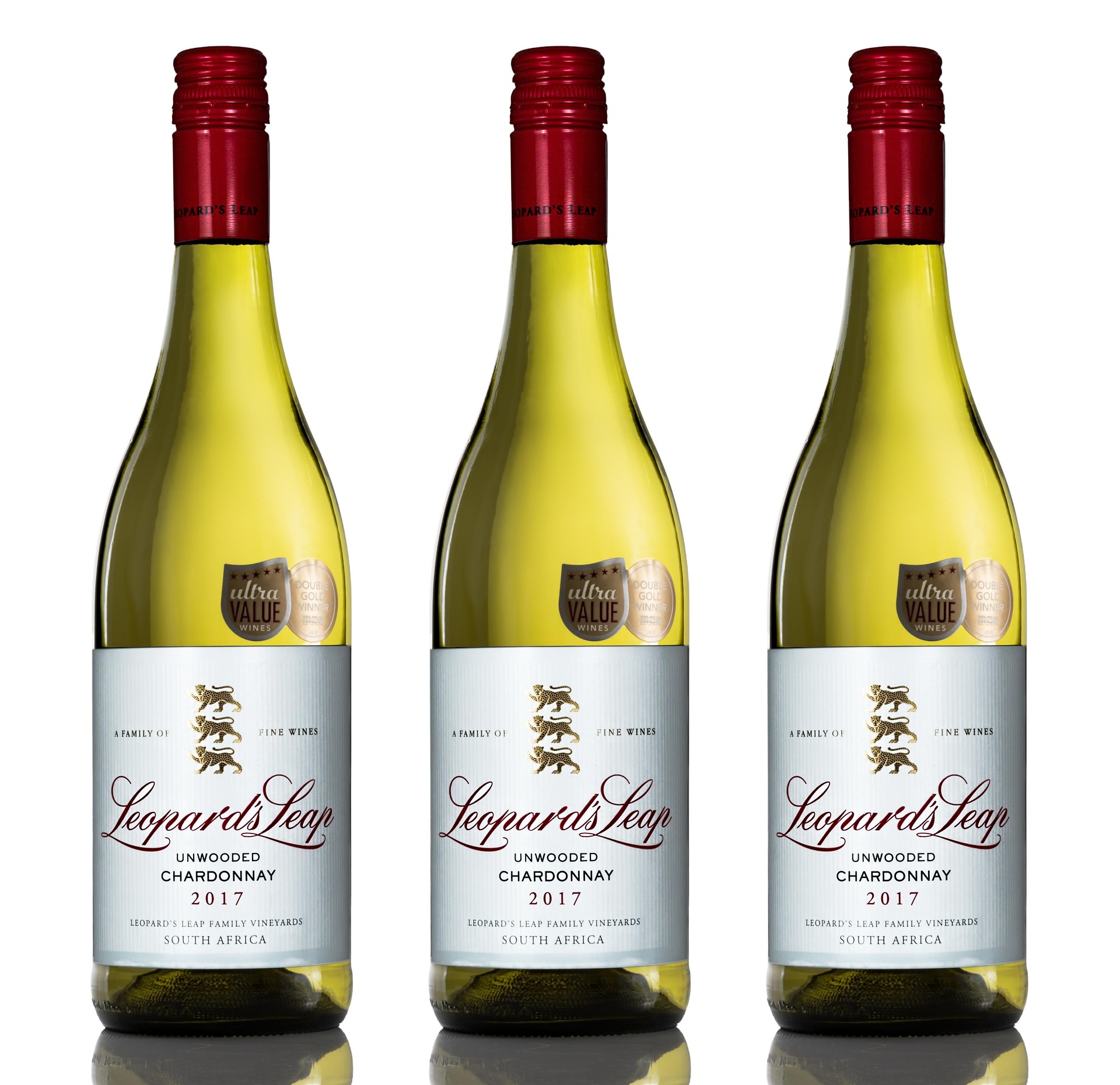 Drie flessen witte chardonnay naast elkaar